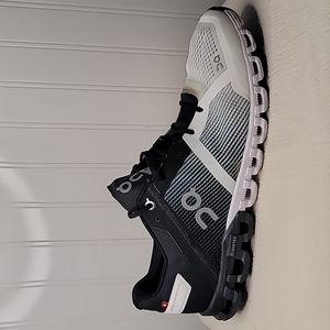 Men's size 9 Cloudtec On Running Shoes